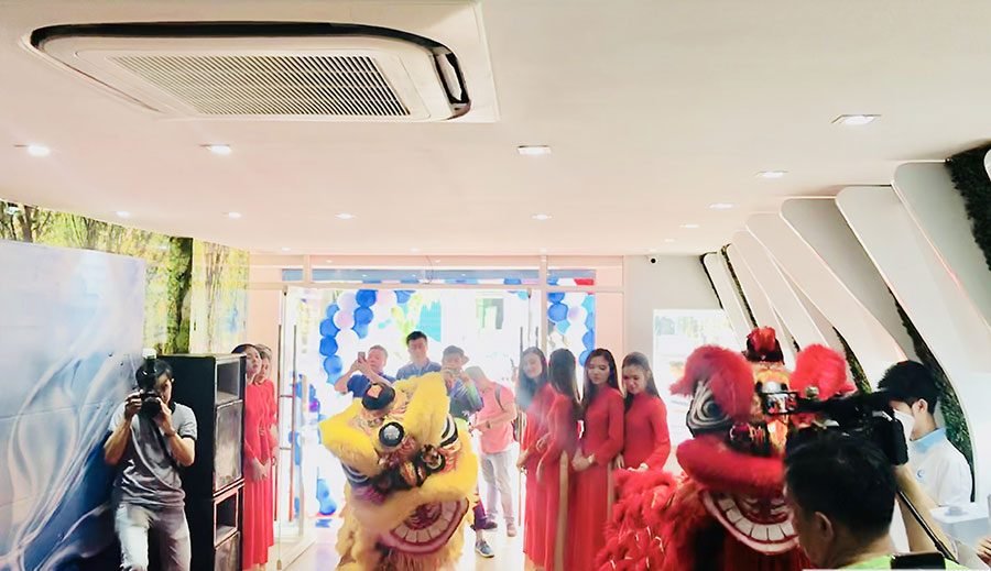 Múa lân tại buổi lễ khai trương showroom