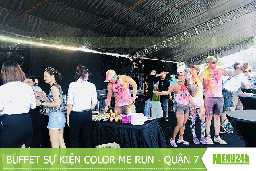 Vui chơi ăn uống tại sự kiện Color me run - khu vực bàn bar