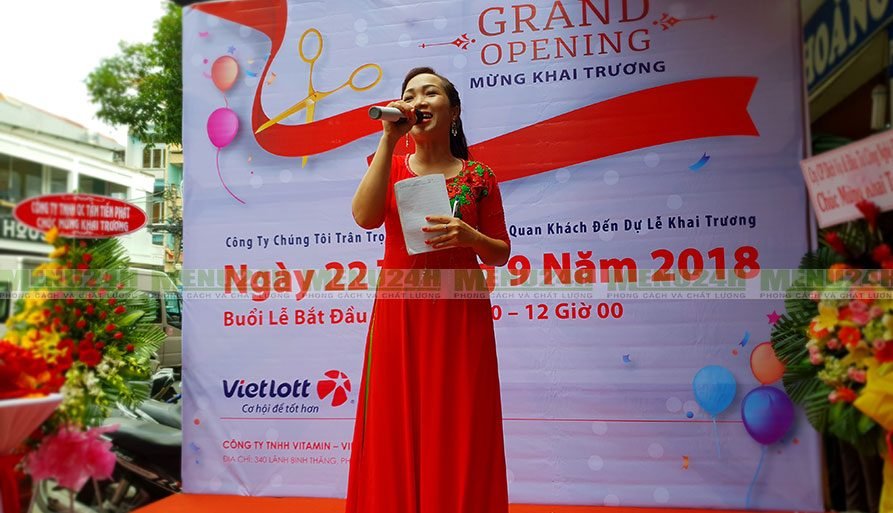 MC giới thiệu chương trình khai trương cửa hàng Vietlott